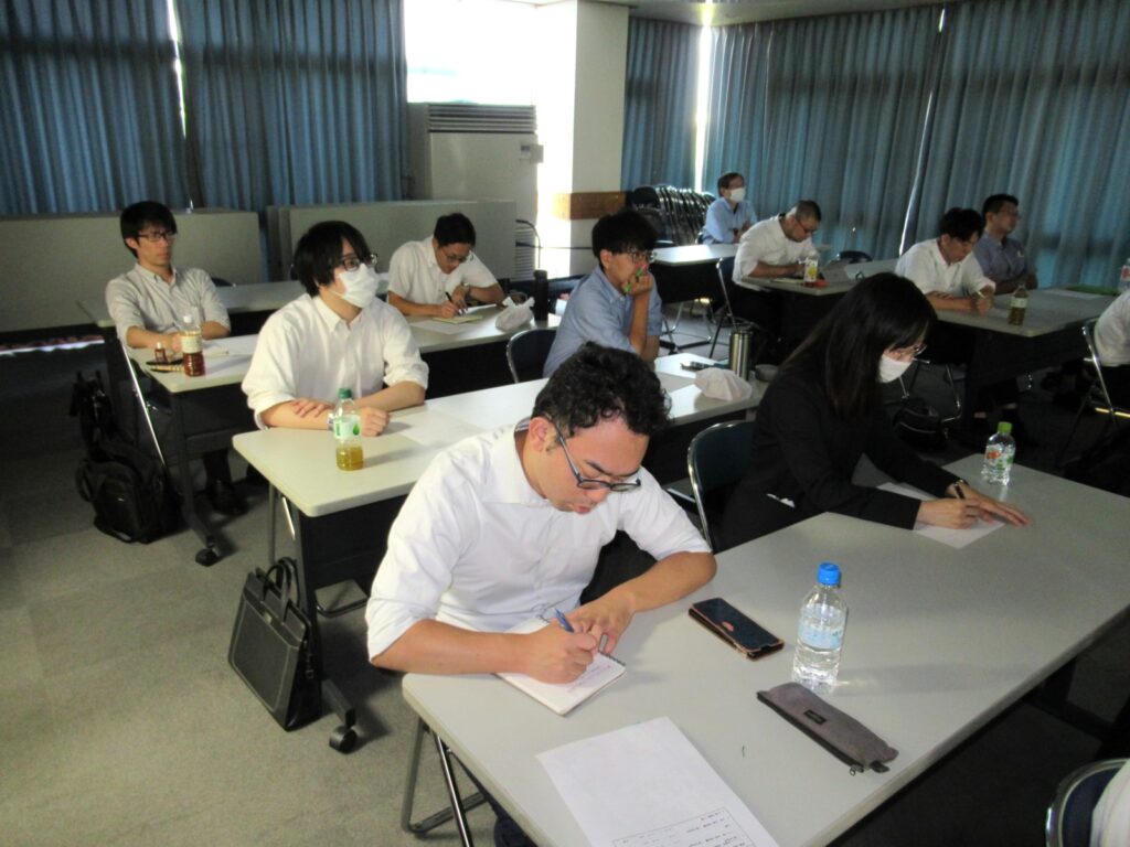 メモを取りながら真剣に頭に入れていきます。