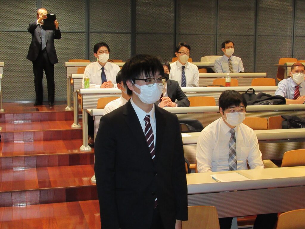 新入社員の入社式を行います。緊張してますね～