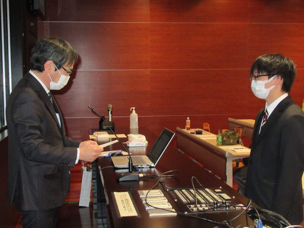 社員証などが授与されました。