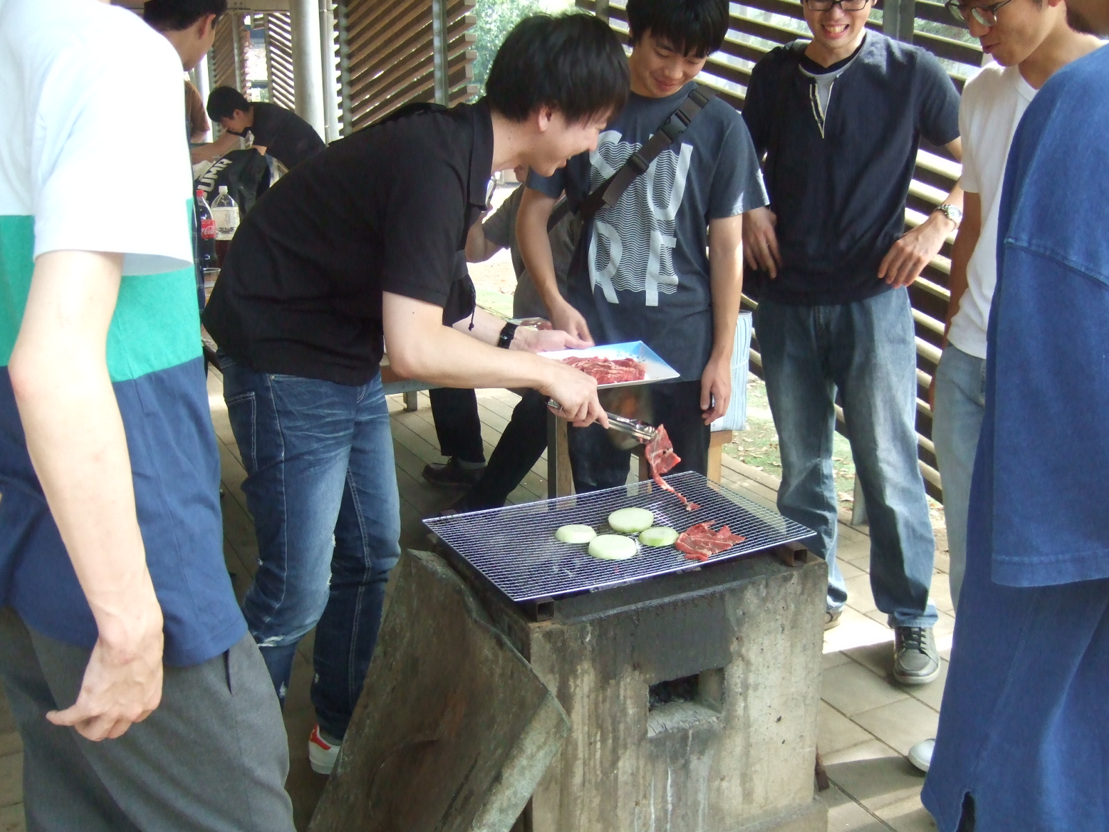昼食はみんなでBBQです。