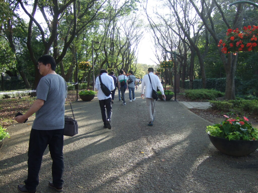公園内を散策。