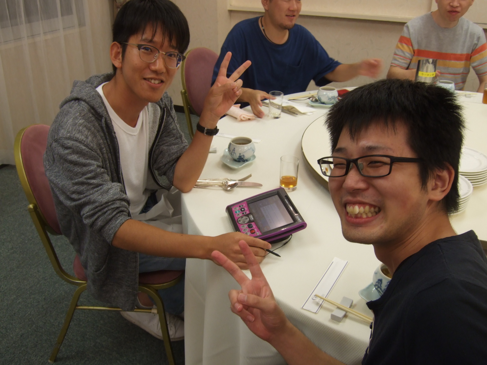 恒例のカラオケ大会、先輩に負けじと歌います。