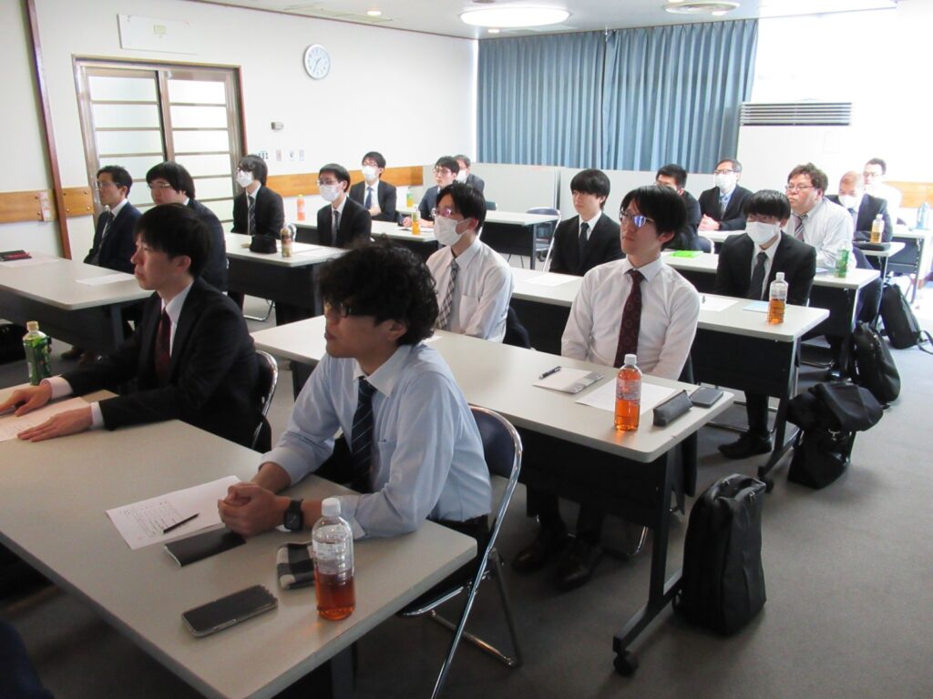 皆さん真剣に聞き入っています。