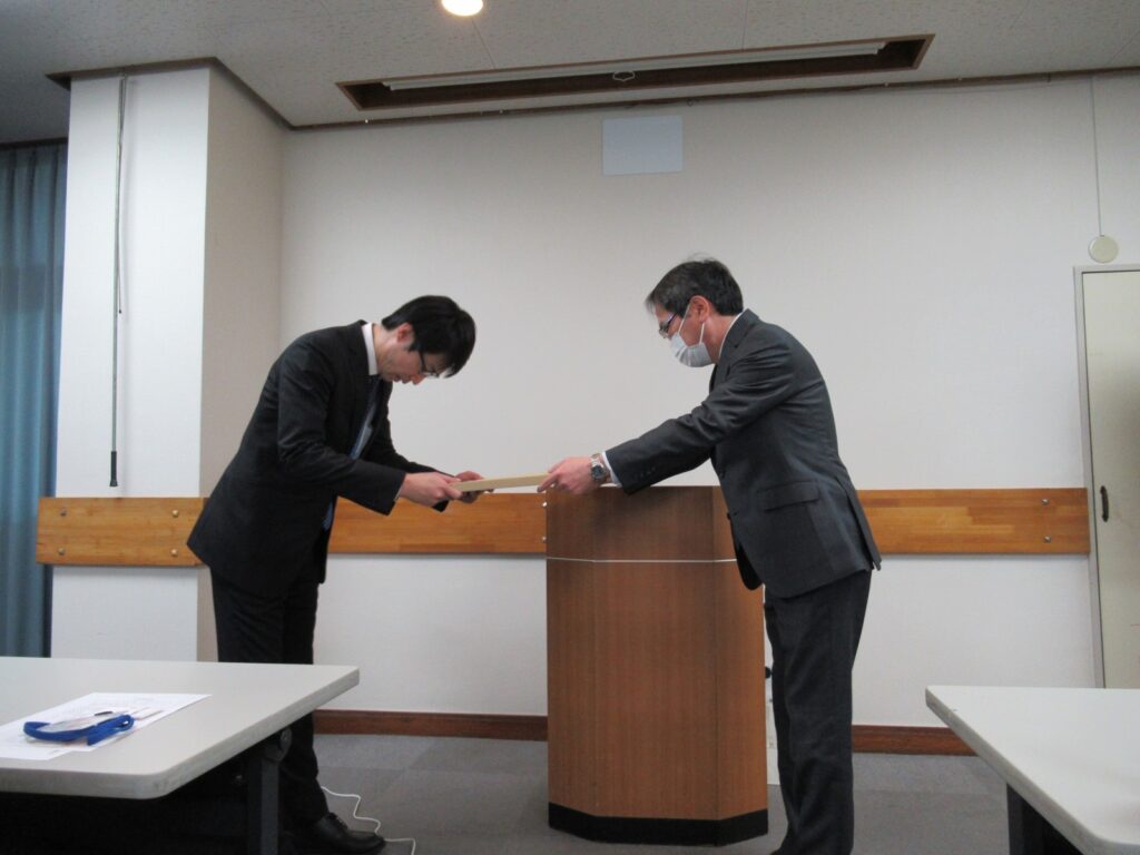お次の2名は10年勤続表彰です。