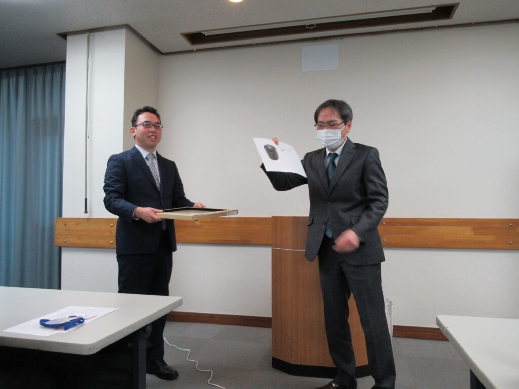自ら選んだ記念品の目録をお渡しします。これからのご活躍も楽しみにしています！