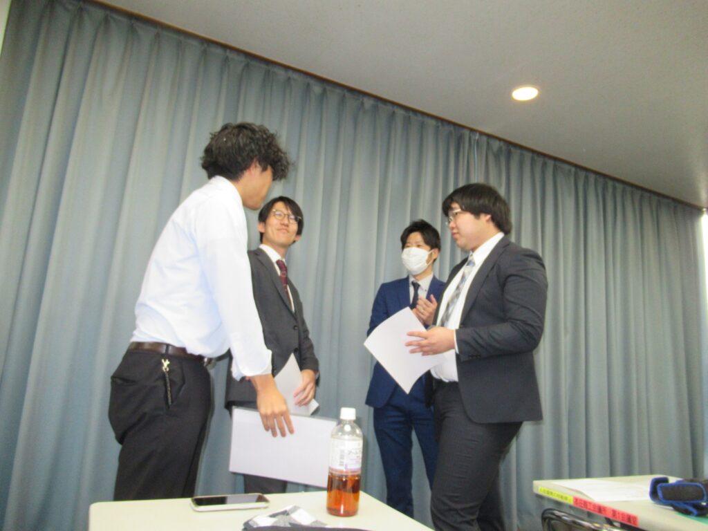 次は社員会の年間報告ですが…トラブル発生でしょうか!?