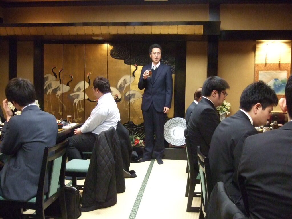 新年会の始まりです。部長より挨拶を頂きます。