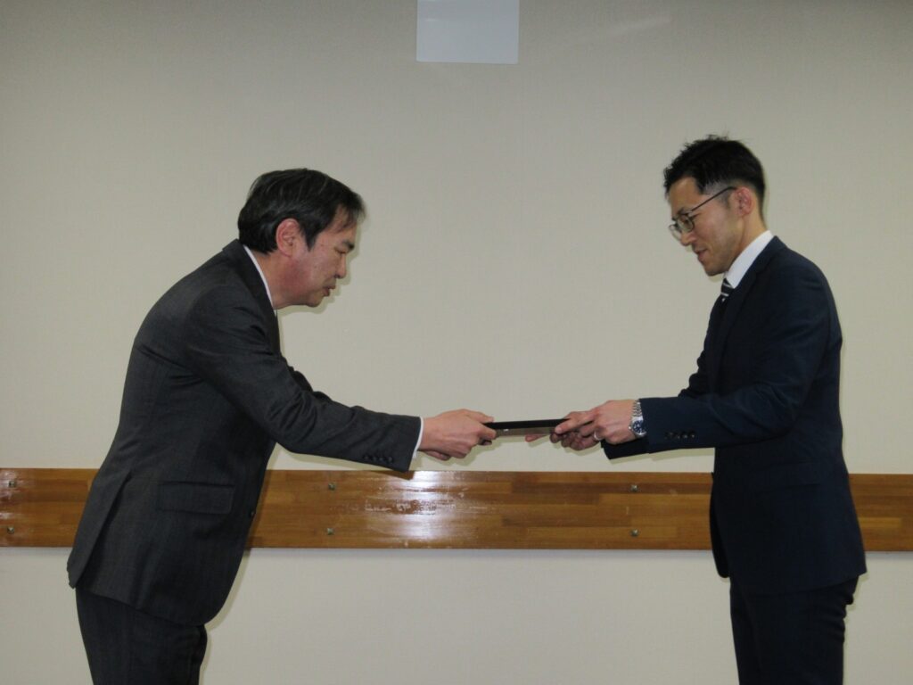 続いて永年勤続表彰です。勤続20年、おめでとうございます！