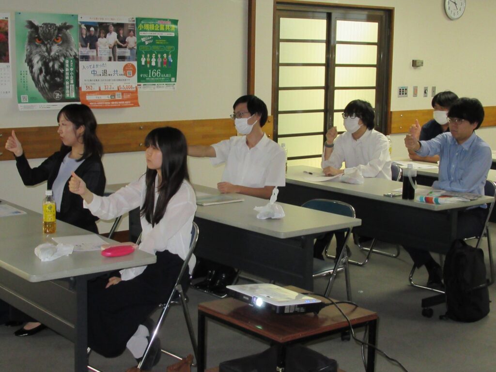 説明会後、健康に関する講座も受講しました。眼精疲労に効くストレッチ中です。