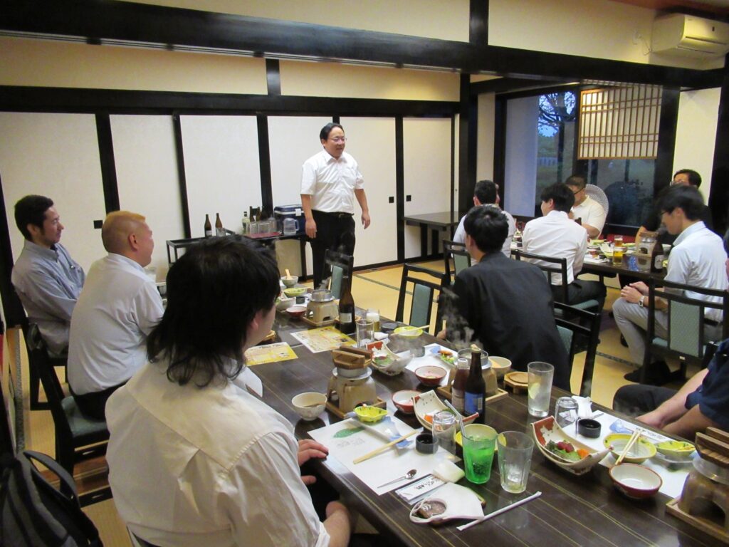 懇親会で中途入社の社員からのご挨拶。これからよろしくお願いします！
