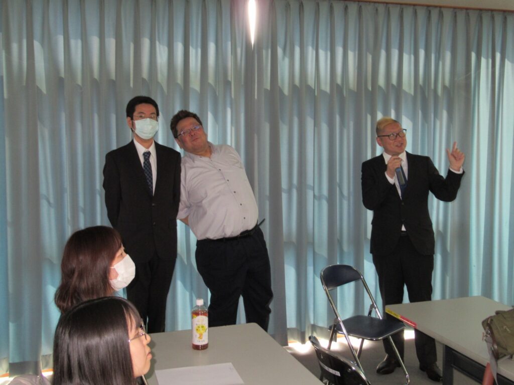 管理職から業績や目標の発表があります。