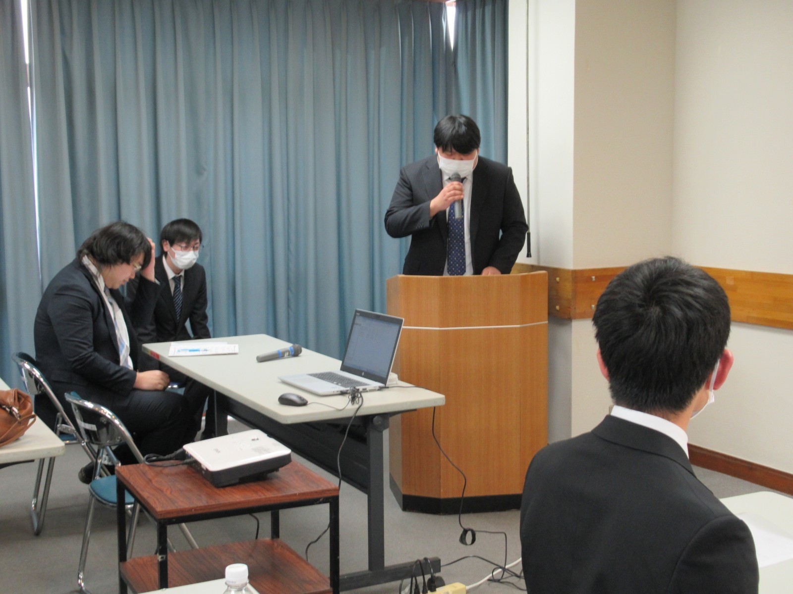 続いて社員会が行われました。活動報告、今期の予定などが発表されます。