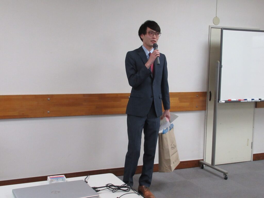 ご自身で選んだ記念品も贈呈されます。勤続10年、おめでとうございます！